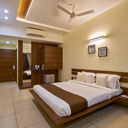 Hotel 3 Leaves Kolhapur Eksteriør bilde