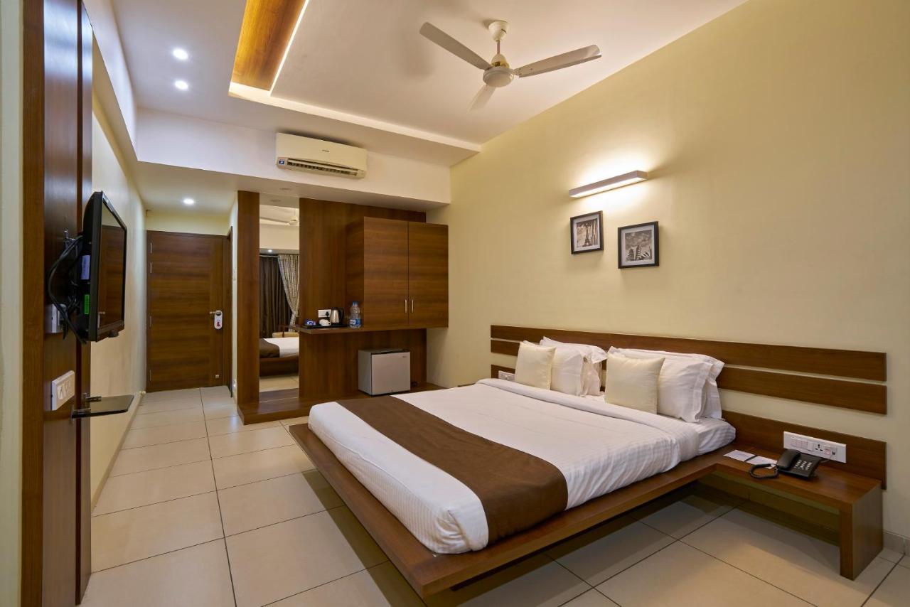 Hotel 3 Leaves Kolhapur Eksteriør bilde