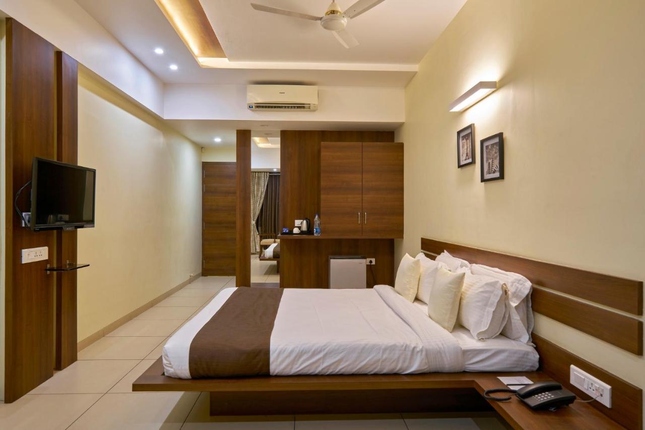 Hotel 3 Leaves Kolhapur Eksteriør bilde